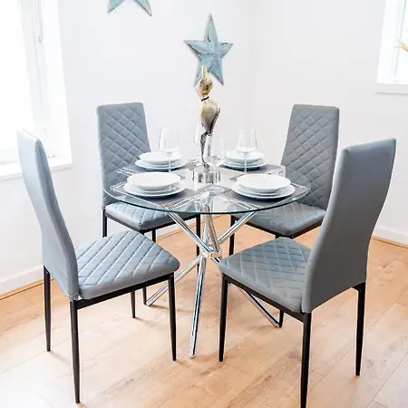 Bv Charming With Free Private Parking, 10 Minutes From Town Centre Apartment *