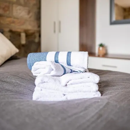 Bv Charming With Free Private Parking, 10 Minutes From Town Centre