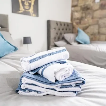 Bv Charming With Free Private Parking, 10 Minutes From Town Centre