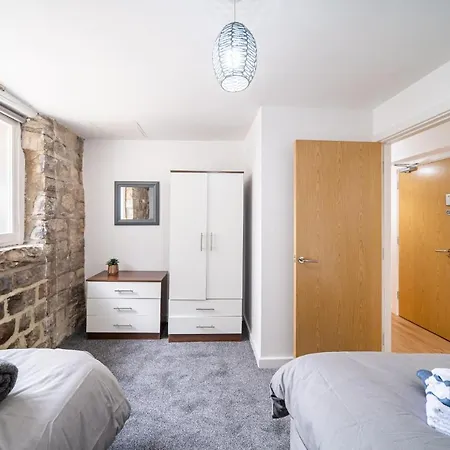 Bv Charming With Free Private Parking, 10 Minutes From Town Centre *