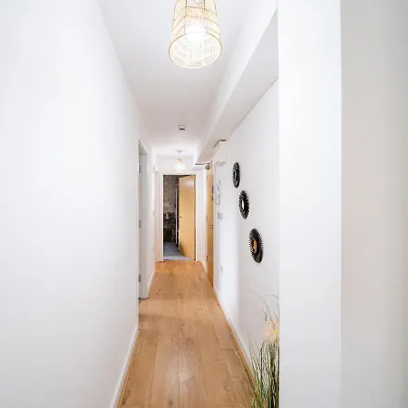 Bv Charming With Free Private Parking, 10 Minutes From Town Centre شقة *