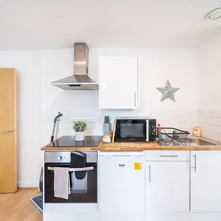 Bv Charming With Free Private Parking, 10 Minutes From Town Centre Apartment *