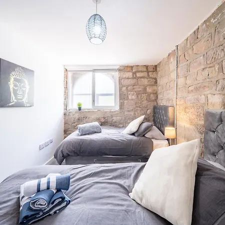 Apartment Bv Charming With Free Private Parking, 10 Minutes From Town Centre Leeds (West Yorkshire)