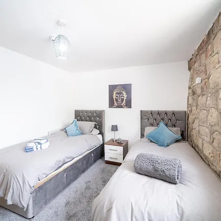 Bv Charming With Free Private Parking, 10 Minutes From Town Centre * לידס