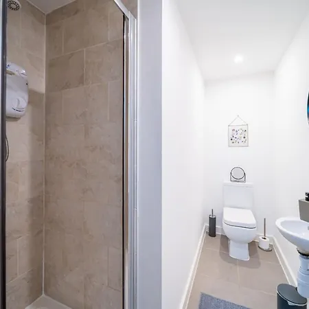 Bv Charming With Free Private Parking, 10 Minutes From Town Centre شقة
