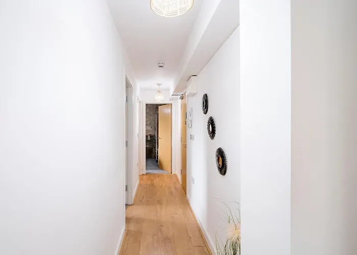 Bv Charming With Free Private Parking, 10 Minutes From Town Centre דירה *