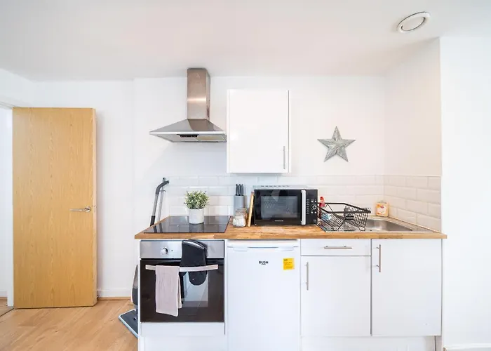 Bv Charming With Free Private Parking, 10 Minutes From Town Centre דירה *