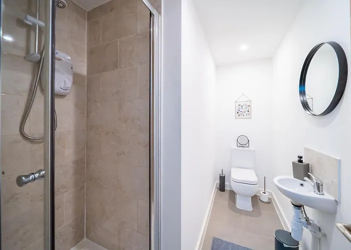 Bv Charming With Free Private Parking, 10 Minutes From Town Centre Apartment