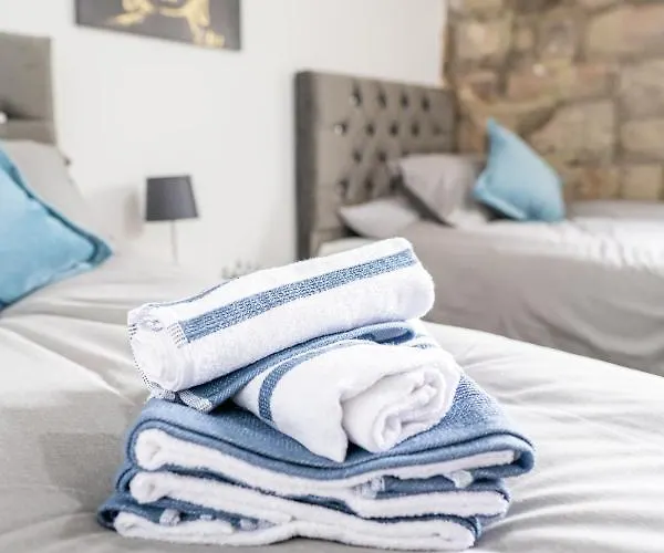 Bv Charming With Free Private Parking, 10 Minutes From Town Centre