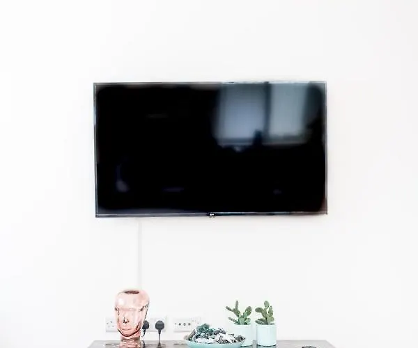 Bv Charming With Free Private Parking, 10 Minutes From Town Centre Lägenhet